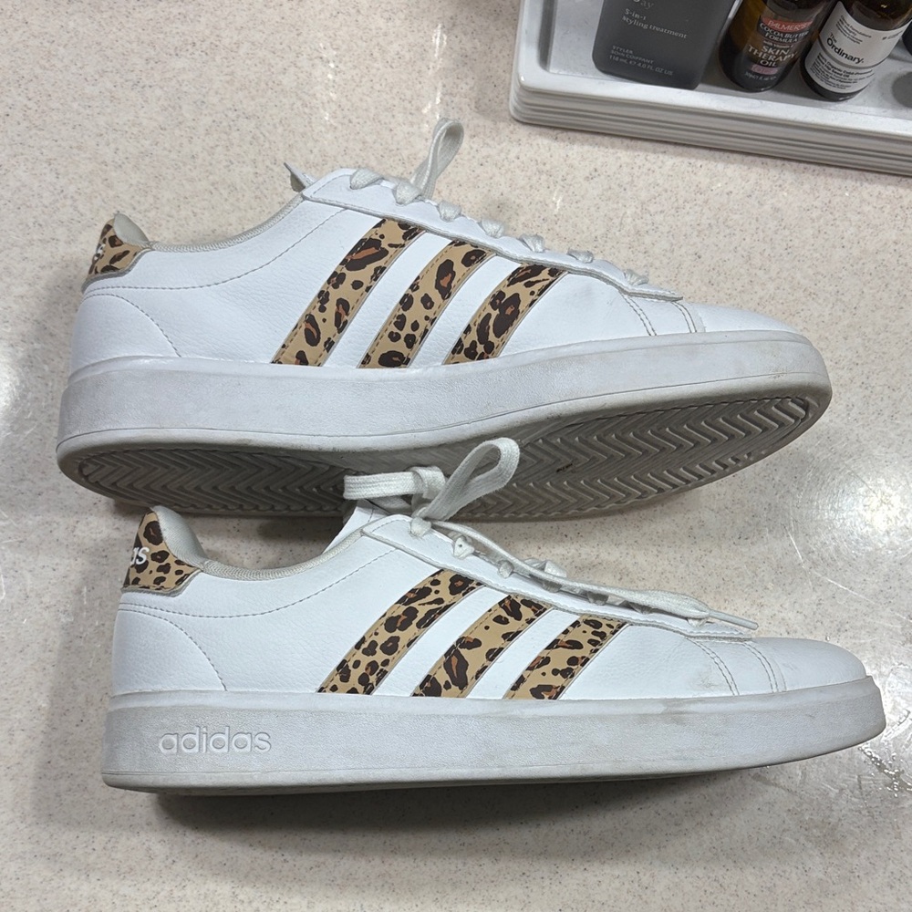 Adidas Grand Court 2.0 Women's White Sneakers with Leopard stripes Sz 9